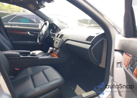 2010 Mercedes-Benz C 300 Luxury 4Matic/Sport 4Matic из США, поврежденный, VIN WDDGF8BB7AR106510